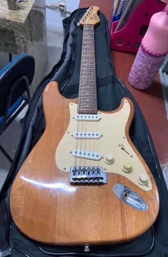 Guitarra Stratocaster