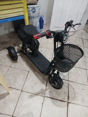 Triciclo elétrico semi novo pouco tempo de uso