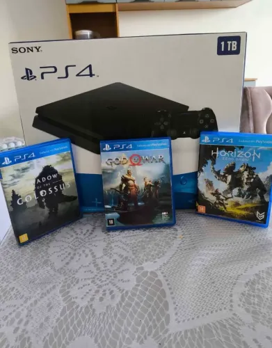 Vendo PS4 1TB novicimo usado apenas 3 Vezes