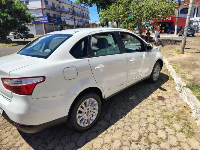 Fiat Grand Siena Essence 1.6 Flex 16V 2014