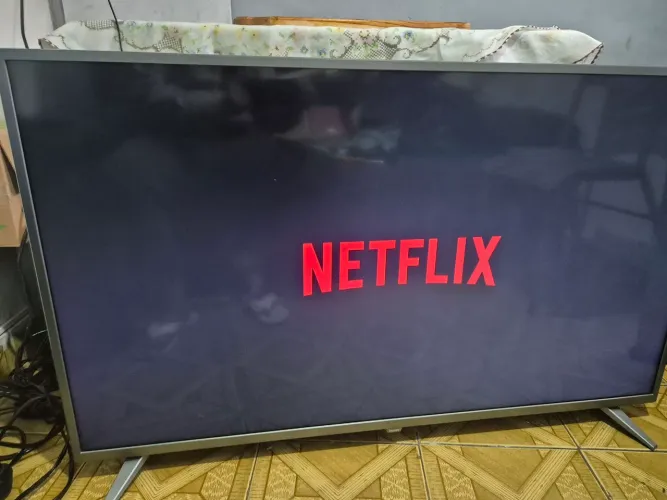 Smart TV Philips 50" 4K UHD perfeita com controle e pés 