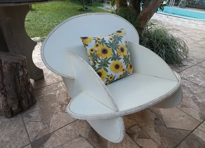 Poltrona de Balanço Oval Rocker em Madeira Branca com linda almofada. Madeira resistente