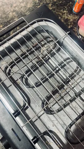 Vendo churrasqueira elétrica, usada poucas vezes, está apensas sem cx