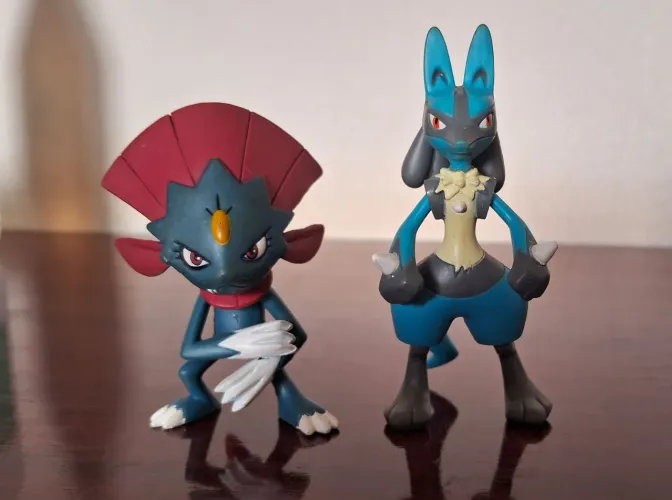 Duas miniaturas Pokemon
