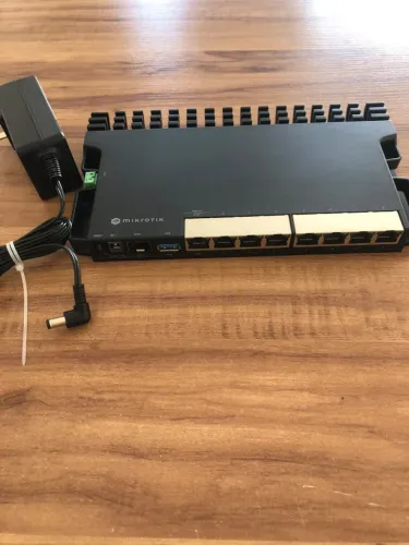 MikroTik RB5009UG+S+IN usado.