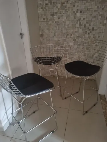 3 banquetas Bertoia
