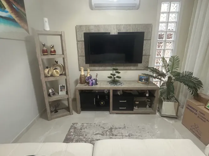 Conjunto de Sala: Painel TV + Rack + Estante Torre (Amadeirado Claro com Preto)