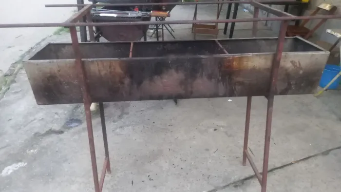 Churrasqueira seminova grande (espetinho) ACEITO OFERTAS BOAS.