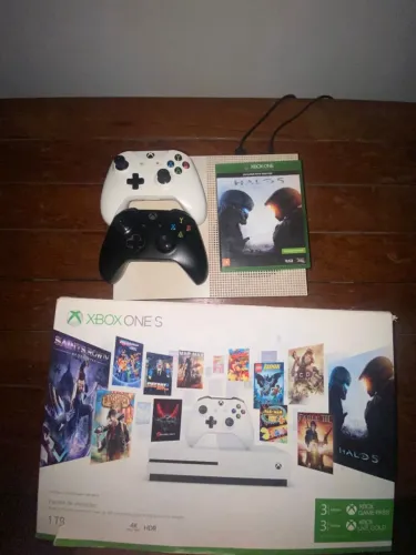 Xbox One S HD 1TB 2 controles e caixa original