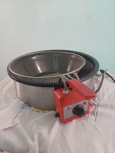 Tacho Pasteleiro elétrico 14L. Praticamente Novo, usado umas 3-4 vezes apenas.