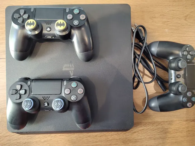 PS4 Slim 1TB + 2 Controles originais + God of War Ragnarok LACRADO + TLOU Part II