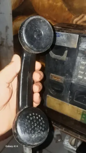 Telefone orelhão precisa restauro