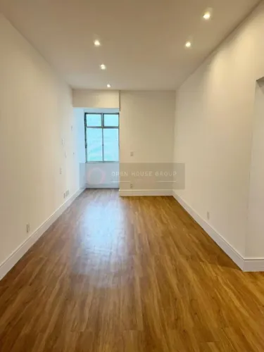 Open House vende apartamento de 2 quartos, com suíte, todo reformado, condomínio Praia das