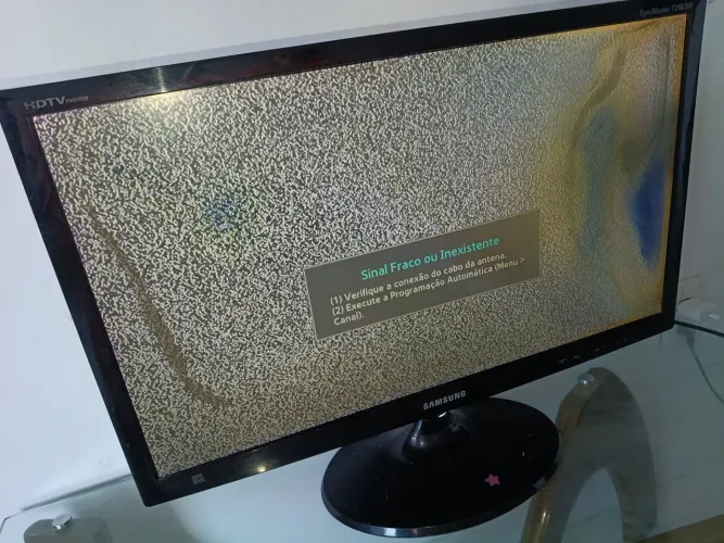 TV Samsung 19" - Serve como Monitor - Com Defeito na Tela (acompanha controle e fonte)