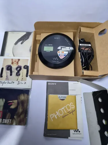 Discman Sony D-EJ611 Portátil com CDs Taylor Swift e Fotos Colecionáveis