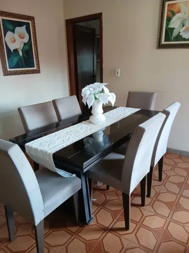 Mesa de vidro com 6 cadeiras
