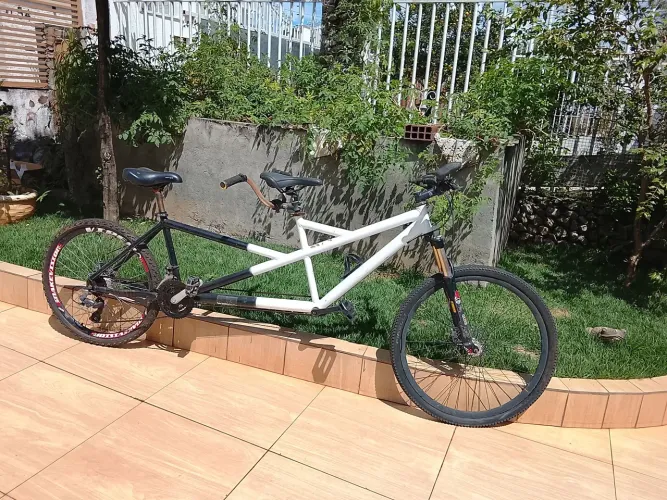 Bicicleta tandem de 2 lugares 