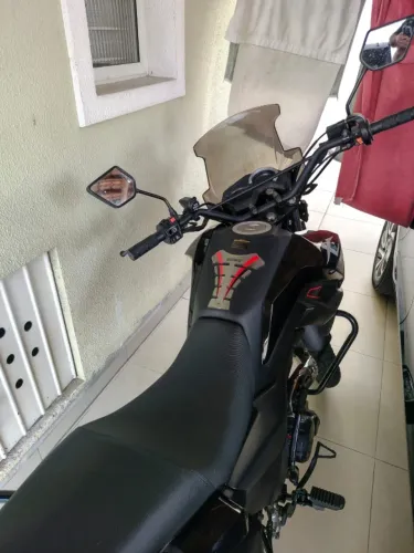 Shineray 2026 SHI 175 S EFI Preta 200KM com BAÚ GIVI