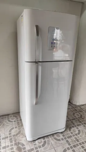 Vendo geladeira Electrolux Frost Free funcionando perfeitamente faço entrega semi nova