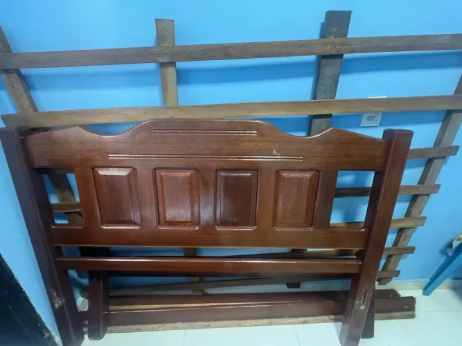 Cama de madeira
