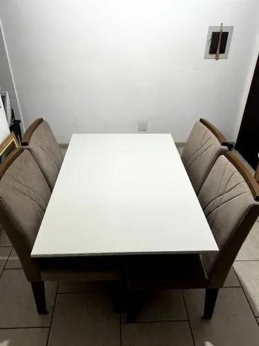 Mesa de jantar com tampo de vidro + 4 cadeiras