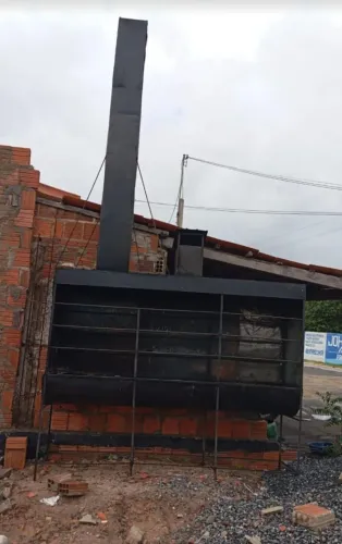 VENDO CHURRASQUEIRA EM ITAREMA-CE