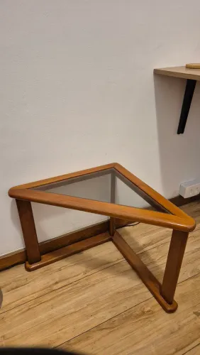 MESA PEQUENA EM MADEIRA COM TAMPO  DE VIDRO - RETIRADA NO LOCAL