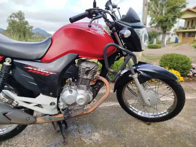 Moto de uso diário, toda revisada e bem cuidada.