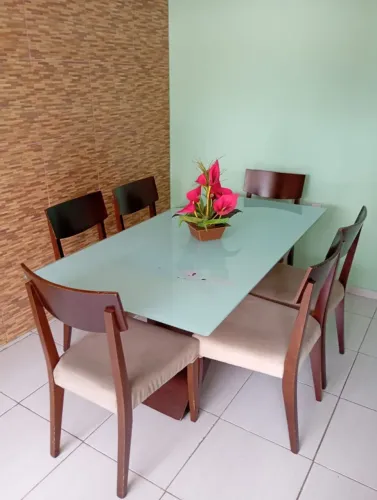 Vendo essa mesa de seis cadeiras tampo de vidro