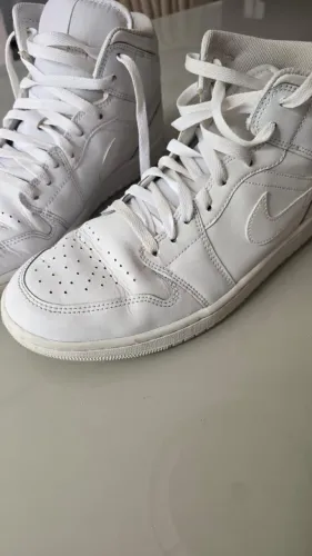 Tênis Air Jordan 1 Mid "Triple White" - Tam 42.5 BR / 10.5 US