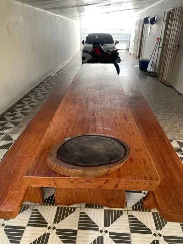 Mesa de madeira com bancos 