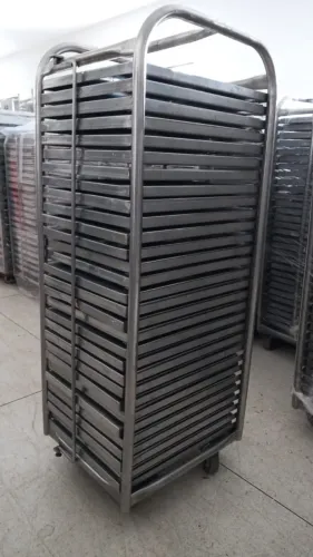 Carro com 30 bandejas de Inox 304 (44x36)