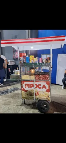 Um carrinho de pipoca 