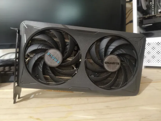 Placa de vídeo RTX 5060 8GB Gigabyte Eagle Semi Nova