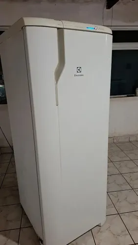 Vende se geladeira