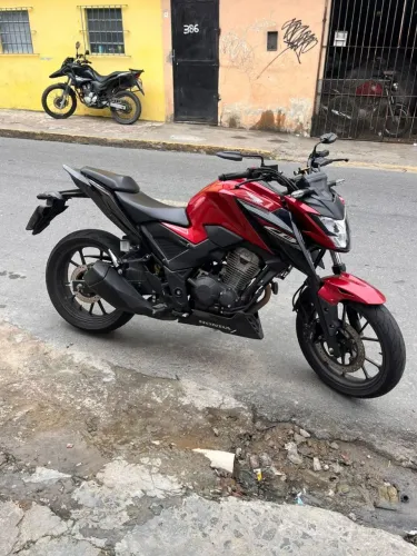 Moto CB300f Twister 2025