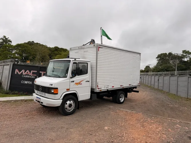 Mb 710 plus baú e rampa hidráulica