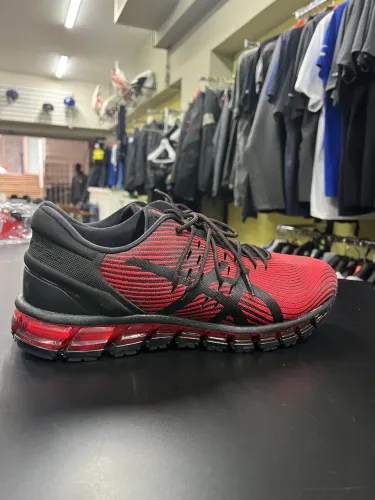 um tênis Asics Gel-Quantum 360 4 masculino na cor vermelho alerta e preto