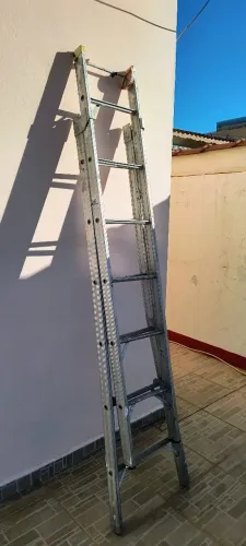 Escada de metal simples