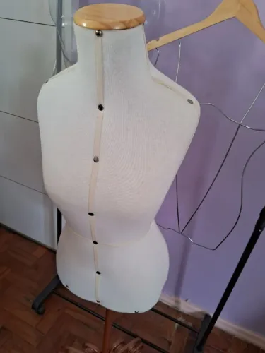 Manequim TAM 36 medidas 77cm / 41cm / 4.100kg