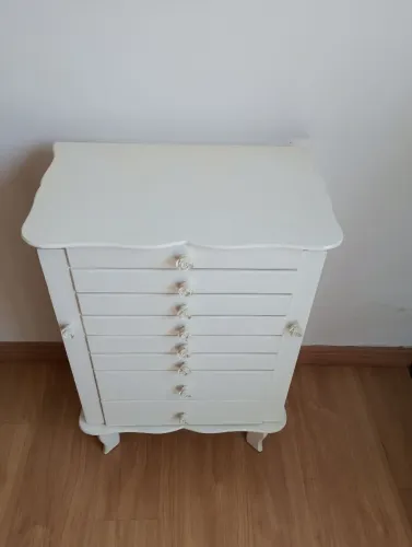 Excelente para armazenamento e embelezar ainda mais sua decoração!