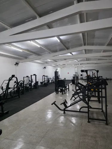 Conjunto de equipamentos e acessórios para academia
