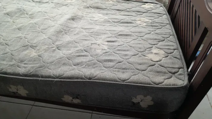 Cama solteiro de madeira.