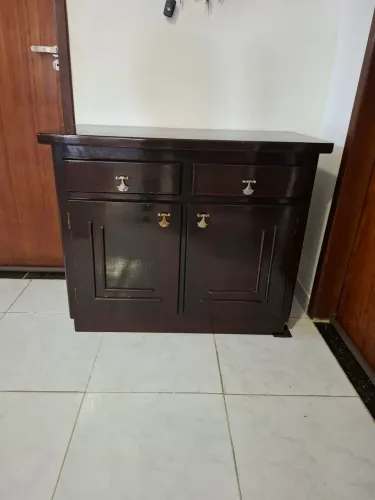 Aparador de sala de jantar em madeira maciça( antigo)