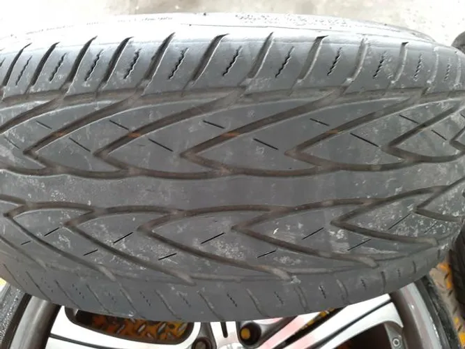 Pneu 225 35 20 Toyo Proxes usado Perfil Baixo