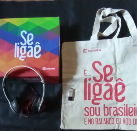 FONE DE OUVIDO , PENDRIVE BOLSA- CAIXA BRINDE GRUPO "SELIGAÊ"