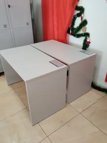 Roupeiro de aço e mesas