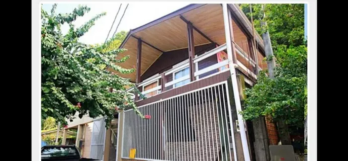 Sobrado no Centro de Guaratuba com 2 Apartamentos total de 6 Quartos