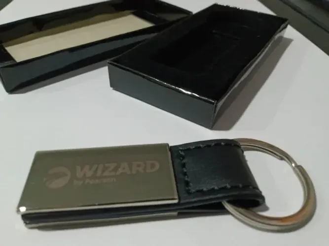Chaveiro de metal aço escovado com logo Wizard