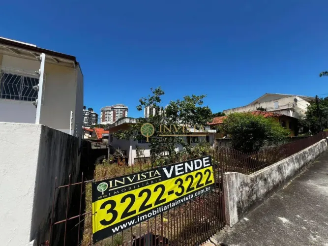 Terreno financiável com viabilidade para construção no Estreito - Á venda em Florianópolis